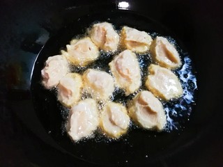 14、香香鸡肉圆,锅中油热，用手将鸡肉糜挤出，用勺子接住放入锅中炸