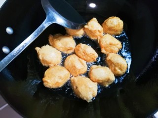 15、香香鸡肉圆,炸至金黄，中途多翻动
