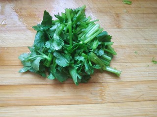 2、炖草鱼,香菜切小段