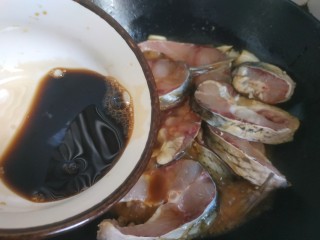 11、炖草鱼,加入三勺生抽