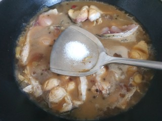 14、炖草鱼,然后加入适量清水没过鱼块，加入适量盐