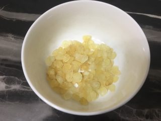 3、桃胶皂角米红枣枸杞羹,皂角米一把