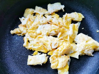 3、冬瓜鸡蛋汤,炒熟铲碎盛出。