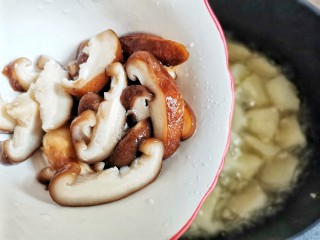 9、冬瓜鸡蛋汤,倒入香菇，