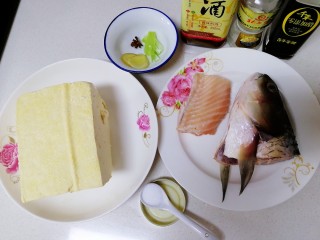 1、鱼头豆腐汤,豆腐，草鱼头（一块鱼骨），姜片，葱段，大料，醋，白酒，料酒，盐。