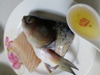 2、鱼头豆腐汤,提前把白酒和料酒浇在鱼头里外，去一下腥。