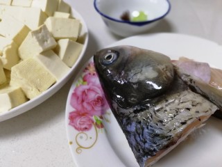 4、鱼头豆腐汤,豆腐切块。
