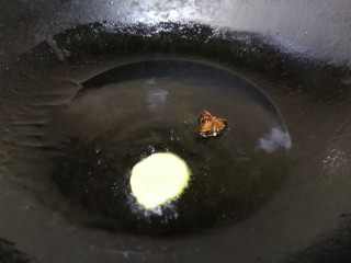 5、鱼头豆腐汤,热锅倒入适量油，放入姜片，大料炸香。