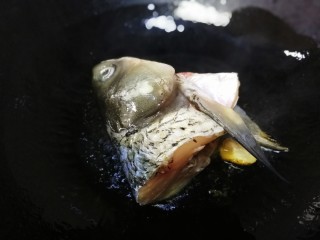 6、鱼头豆腐汤,放入鱼头文火煎2分钟。