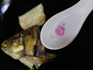 8、鱼头豆腐汤,一勺白酒去腥。