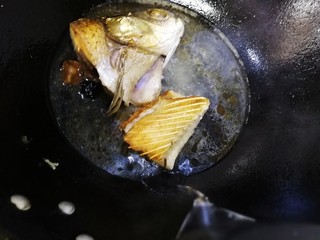 11、鱼头豆腐汤,加适量开水。