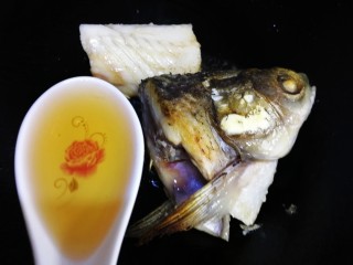 9、鱼头豆腐汤,一勺料酒烹香。