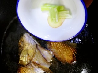 12、鱼头豆腐汤,放入姜和葱。