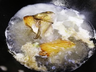 13、鱼头豆腐汤,大火烧开。