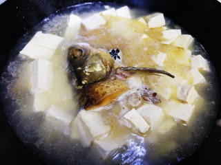 14、鱼头豆腐汤,放入豆腐。