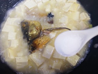 15、鱼头豆腐汤,大火烧开，煮5分钟后加小半勺盐。