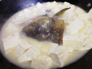 16、鱼头豆腐汤,文火炖15分钟，炖出奶白的汤即可。