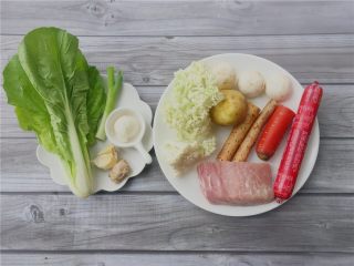 1、杂蔬滑肉,准备材料如图。