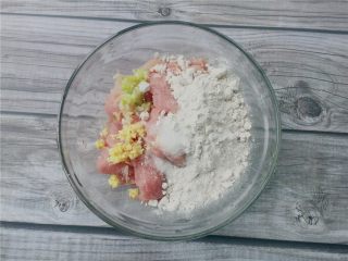 2、杂蔬滑肉,将瘦肉切片，加入适量温开水、红薯淀粉、葱碎、姜末、盐拌匀。