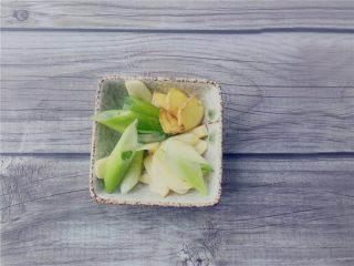 3、杂蔬滑肉,将葱头切段，大蒜、生姜切片。