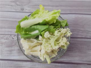 4、杂蔬滑肉,将白菜和花菜拆洗干净。
