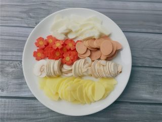 5、杂蔬滑肉,将各种配菜洗净切好如图。