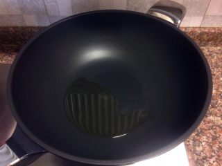 6、杂蔬滑肉,热锅倒油烧至六成热。