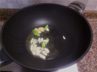 7、杂蔬滑肉,放入猪油，直至完全融化，放入大蒜、生姜和葱头翻炒5秒。