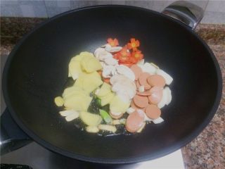 8、杂蔬滑肉,放入配菜翻炒10秒。