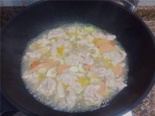 10、杂蔬滑肉,用筷子将瘦肉一片一片夹入锅中，然后煮开。