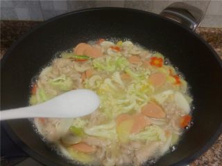 12、杂蔬滑肉,放入适量食盐调味。