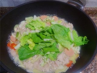 13、杂蔬滑肉,放入白菜煮约1分钟即可关火。