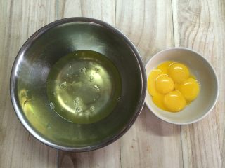 1、可可戚风蛋糕,分离蛋白和蛋黄，放置蛋白的盆必须无油无水。