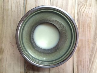 2、可可戚风蛋糕,另取一盆，加入植物油、水、奶粉、细砂糖35克。用手动打蛋器快速搅打至水油奶糖充分融合。