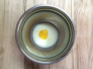 3、可可戚风蛋糕,先加入一个蛋黄。