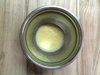 4、可可戚风蛋糕,继续用手抽快速搅打至蛋黄充分融合。