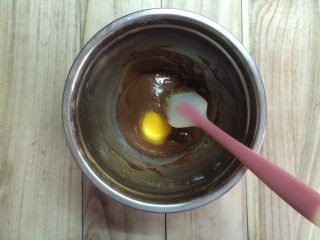 6、可可戚风蛋糕,依次加入剩余蛋黄，每次都完全混合后再加入下一个。