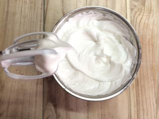 8、可可戚风蛋糕,打发蛋白，55克细砂糖分三次加入蛋白，先中速至蛋白有纹路后低速打至蛋白细腻有光泽，提起打蛋器，蛋白呈有弹性的小尖弯。（打发蛋白的时候我们可以将烤箱上下火155度预热）