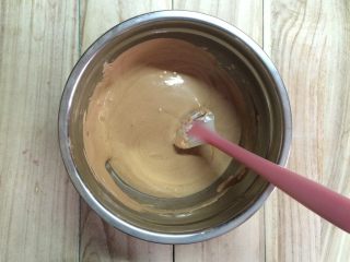 9、可可戚风蛋糕,取1/3蛋白到蛋黄盆中。翻拌手法拌匀。