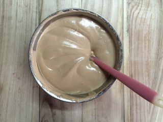 10、可可戚风蛋糕,再将拌匀的面糊倒回蛋白盆中。继续翻拌手法拌匀。