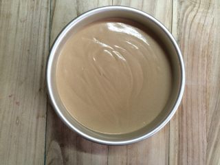 11、可可戚风蛋糕,将面糊倒入8寸圆模中，震出大气泡，并用牙签在面糊表面画几圈使之更平整。