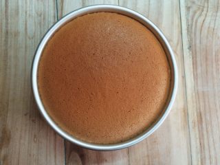 12、可可戚风蛋糕,将模放入烤箱中下层（或底层，视自己烤箱实际情况），烘烤60分钟。