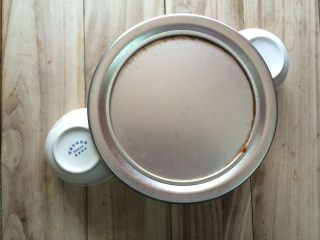 13、可可戚风蛋糕,出炉后，马上震模并进行倒扣。