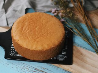 14、可可戚风蛋糕,冷却脱模。