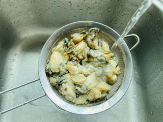 3、牡蛎炒蛋,将牡蛎反复用水冲洗干净