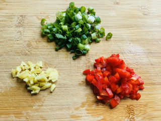 4、牡蛎炒蛋,葱花、姜末、红椒丁