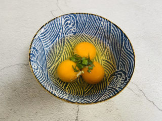 5、牡蛎炒蛋,鸡蛋打入碗中加入少许盐和葱花