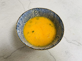 6、牡蛎炒蛋,搅匀