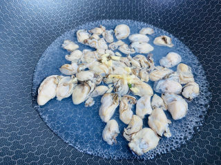 7、牡蛎炒蛋,锅中加入清水大火烧开放入牡蛎焯烫片刻