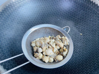 8、牡蛎炒蛋,捞起沥干水份